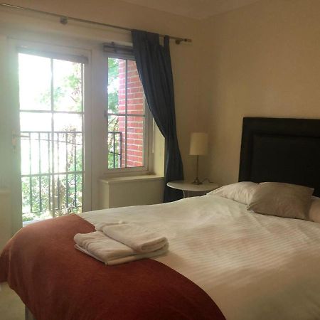 Lovely 2 Bedroom 2 Baths Flat With Free Parking 베이싱스토크 외부 사진