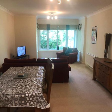 Lovely 2 Bedroom 2 Baths Flat With Free Parking 베이싱스토크 외부 사진