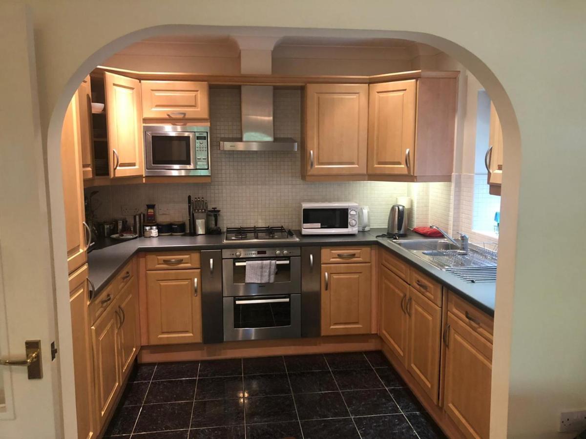 Lovely 2 Bedroom 2 Baths Flat With Free Parking 베이싱스토크 외부 사진