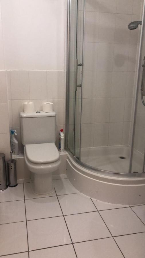 Lovely 2 Bedroom 2 Baths Flat With Free Parking 베이싱스토크 외부 사진