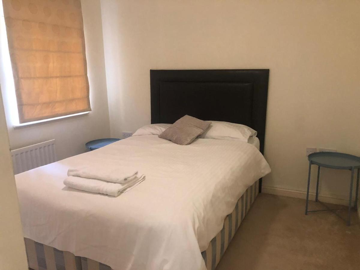 Lovely 2 Bedroom 2 Baths Flat With Free Parking 베이싱스토크 외부 사진