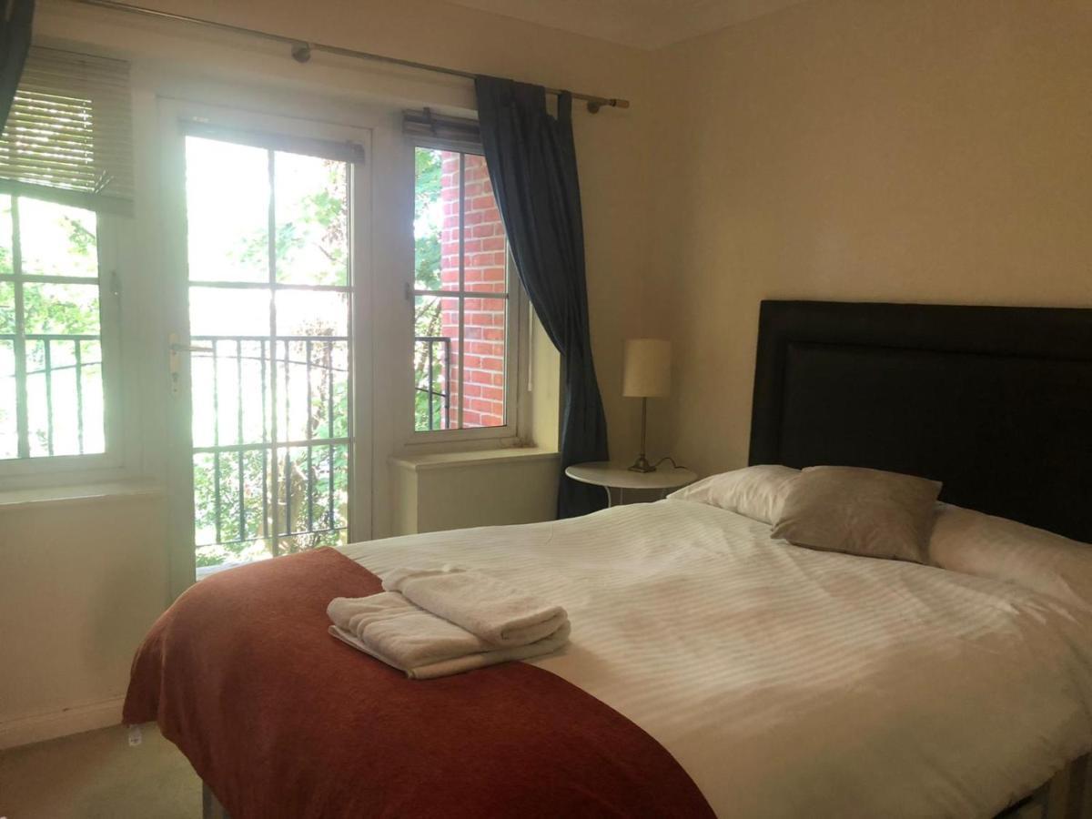 Lovely 2 Bedroom 2 Baths Flat With Free Parking 베이싱스토크 외부 사진