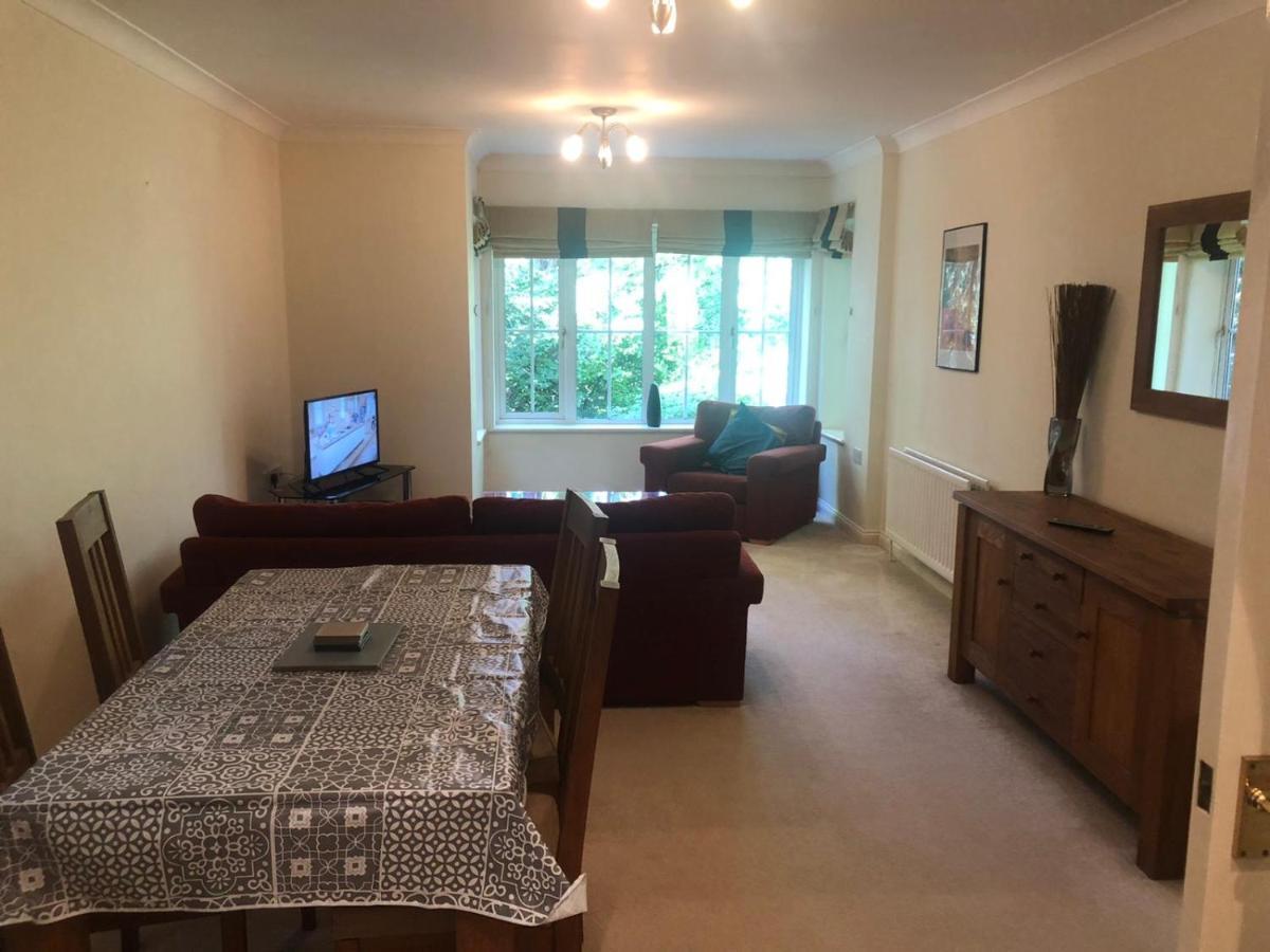 Lovely 2 Bedroom 2 Baths Flat With Free Parking 베이싱스토크 외부 사진